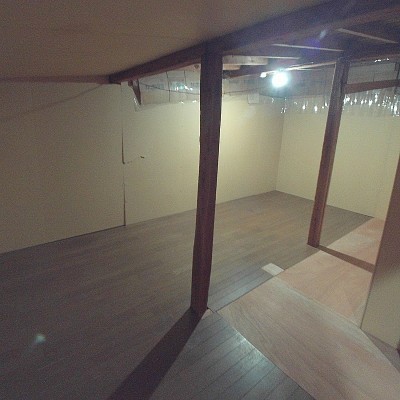 屋根裏は一部物置