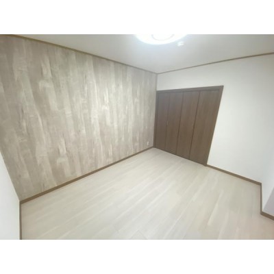 【7帖洋室】フローリング貼り、照明交換、天井・壁クロス貼替を