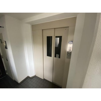 【エレベーター】部屋からも近く、エレベーターを降りるとすぐに