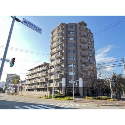 【リビング】フローリング、照明交換、天井・壁クロス貼替を行う