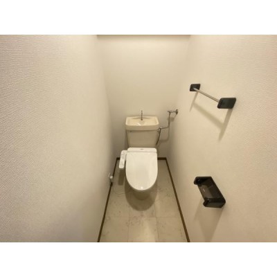 【同仕様写真】トイレはLIXIL製の温水洗浄機能付きに新品交