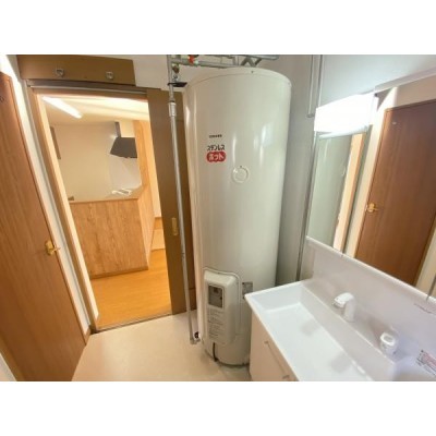【リフォーム中】電気温水器はクリーニングと可動点検を行います