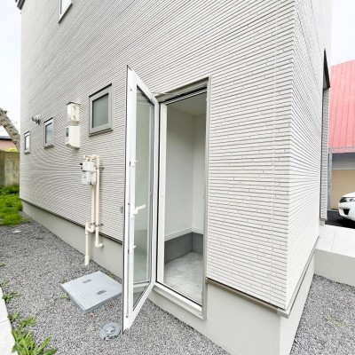 外部から収納もあります。