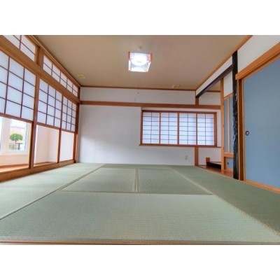 【リフォーム後写真】階段は天井・壁のクロスを貼り替えし、照明