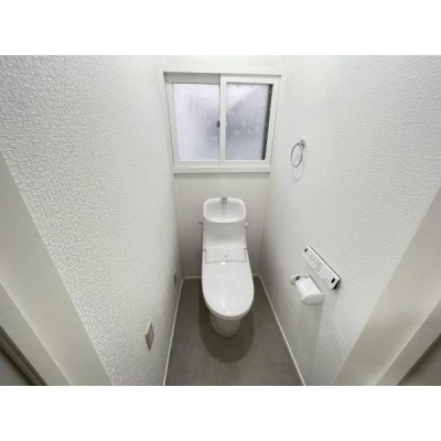 【同仕様写真】トイレはLIXIL製の温水洗浄機能付きに新品交