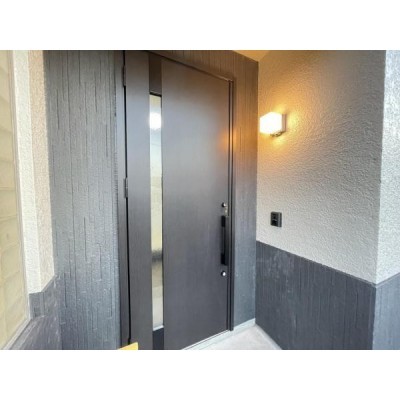 【リフォーム前】玄関ドアは新品に交換を致します。また、玄関横