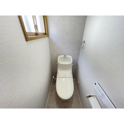【同仕様写真】トイレはLIXIL製の温水洗浄機能付きに新品交