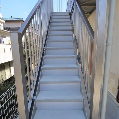 手摺り付きで昇降のしやすい共用階段!