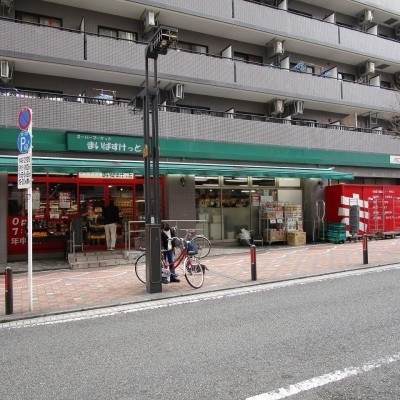 スーパーが駅の近くにあるので通勤・通学後に寄る事が出来助かり