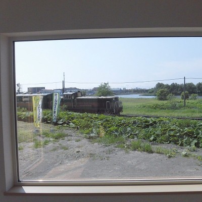 窓から川が見えます。海抜3.6m(釧路駅で海抜2.1m)