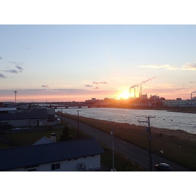 新釧路川の澄んだ夕日が魅力で毎日美しい景色を楽しめます。