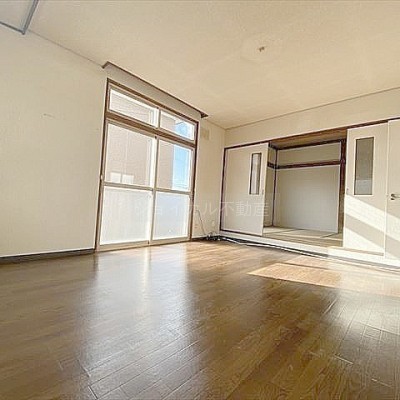 入り口から見た居間
