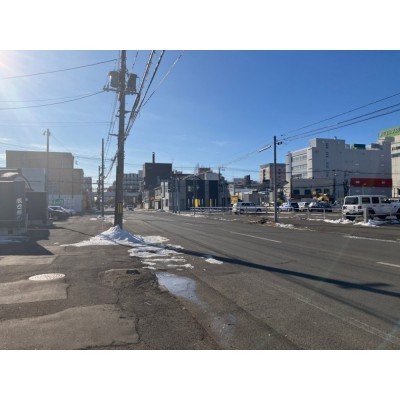 【現地写真】約20mの公道に面し開放的。(2025年1月撮影)