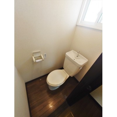 トイレには窓がありますので換気も十分に可能です♪