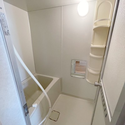 バスルームには備え付けの棚もあります♪