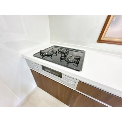 【同仕様写真】新品交換するキッチンは3口コンロで同時調理が可