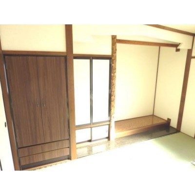 南側和室の押入は、収納建具と中の壁紙を交換しました。お布団は