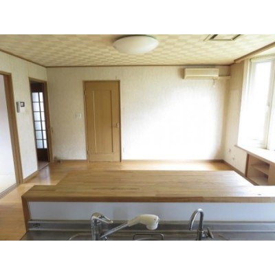 カウンターキッチンからみたリビング風景です。テレビを見ながら