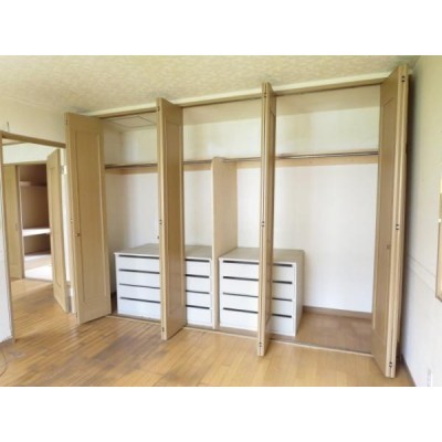 8帖寝室。収納もこの通り、たっぷりあります。長い丈の洋服も掛