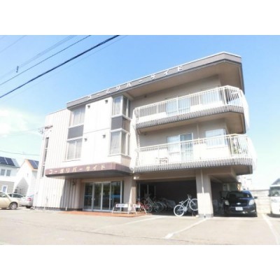 【建物全景】3階建て総戸数30戸のうちの1階です。近所にはコ