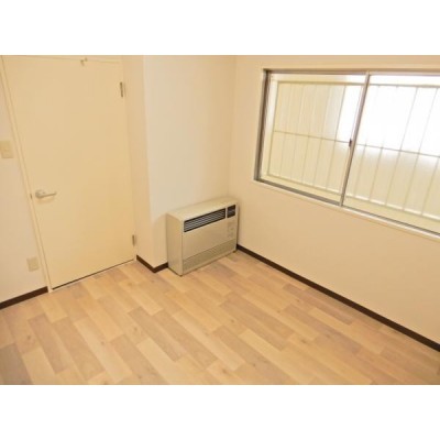 【リフォーム済写真】北側5.3帖のお部屋にはストーブを設置し