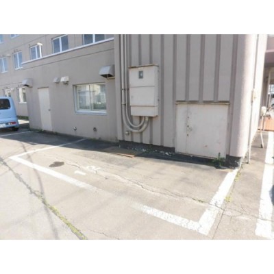 【駐車スペース】マンションの玄関を出てすぐ右手側に決まった駐