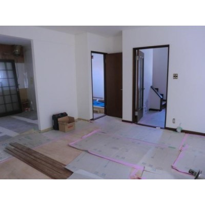 【リフォーム前】 家族団らんのリビングはクロスを貼り替えて床