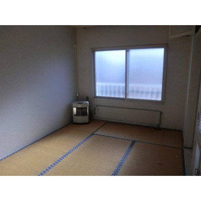 【2階南側洋室6帖】現在リフォーム中です。クロスを貼り替えて