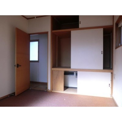 【2階南側洋室6帖】現在リフォーム中です。クロスを貼り替えて