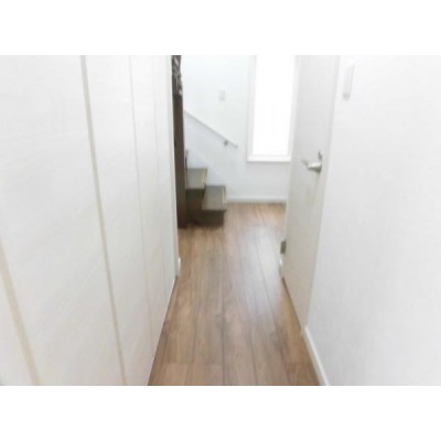 【リフォーム済】1階のホールです。床はフローリングを張りまし