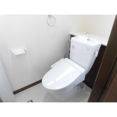 【同仕様写真】トイレはTOTO製の温水洗浄便座トイレに新品交
