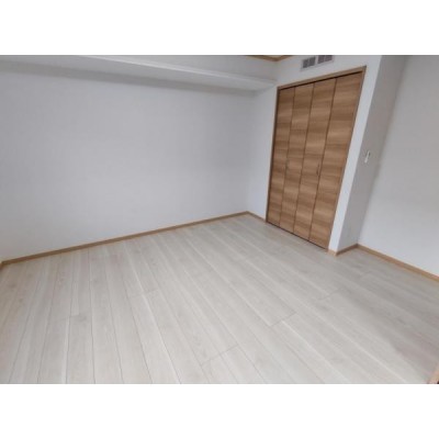 【1階洋室】リフォーム済。こちらのお部屋はクロス・床材の張替