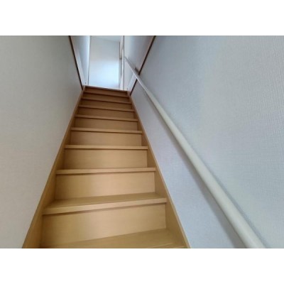 【階段】リフォーム済。こちらはクリーニングをし、手摺を交換い