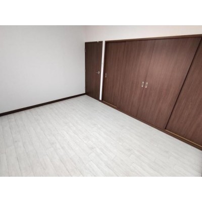 【2階東側洋室6帖】リフォーム済。こちらのお部屋はクロス・ク