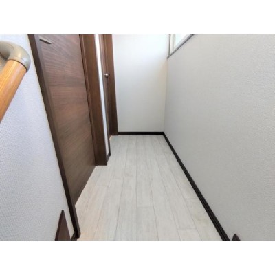 【リフォーム済】2階のホールです。天井と壁はクロス張りにしま