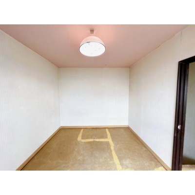 【リフォーム中】居室です。床は木目調のクッションフロアに張り