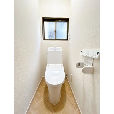 【同仕様写真】トイレはリクシル製の温水洗浄便座トイレに新品交