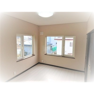 こちらの2階洋室は二面に窓があるのでとても明るいお部屋です