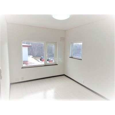 2階西側の洋室は目線が高く、開放的な眺望がおススメです
