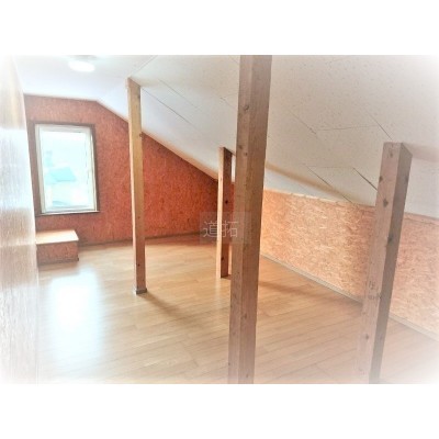 季節物などを片付けるのはこの小屋裏収納。窓からの景色に注目!