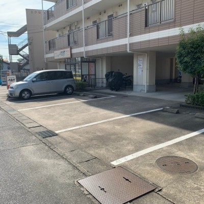 駐車場(表側に9台)
