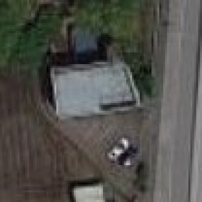 西側の道路に接道しております。