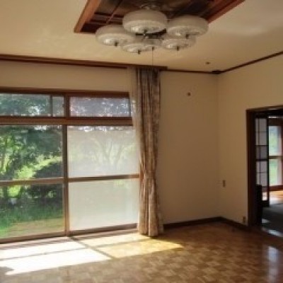 陽が差し込む居間