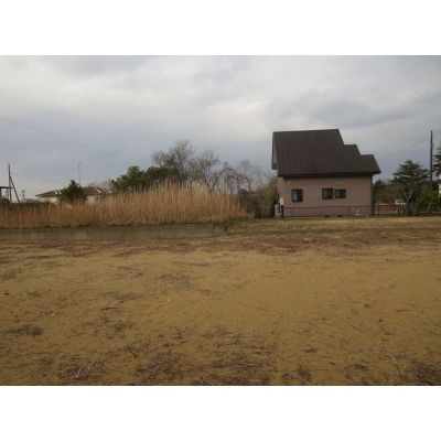 東側、家が建っています。