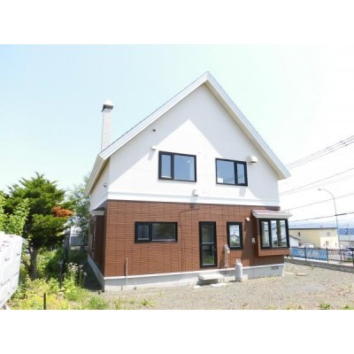 屋根と壁は塗装し、ツートンカラーのインパクトのある住宅へ生ま