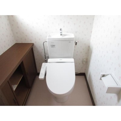 1階のトイレです。温水洗浄便座トイレに新品交換しました。直接