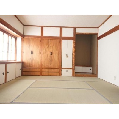 【リフォーム後写真】西側1階8帖和室です。南側に窓があります