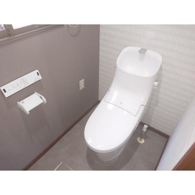 【リフォーム後写真】トイレは便器ごと新品交換致しました。便座