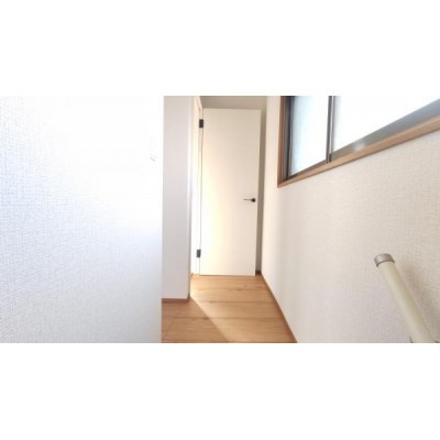 【リフォーム前】2階の廊下の写真です。床はクッションフロアを