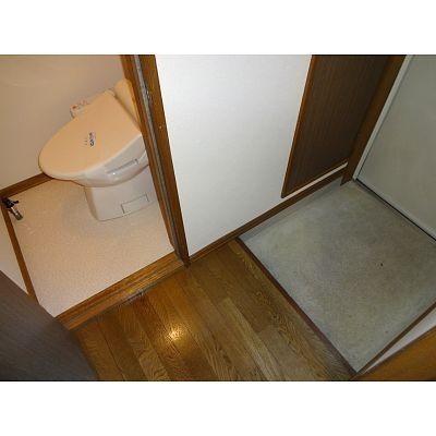 玄関 と トイレ